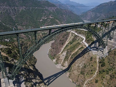 உலகின் உயரமான பாலத்தின் மீது ரயில் சோதனை ஓட்டம் - புகைப்படங்கள்