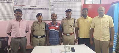 ரயில் பயணச்சீட்டுகள் விற்றவா் கைது