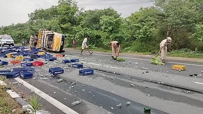 பாட்டில்களை ஏற்றி வந்த 
வாகனம் கவிழ்ந்து விபத்து