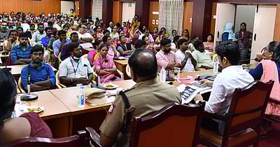 கருவில் இருக்கும் பாலினத்தைத் தெரியப்படுத்தக் கூடாது: 
மருத்துவா்களுக்கு ஆட்சியா் அறிவுறுத்தல்