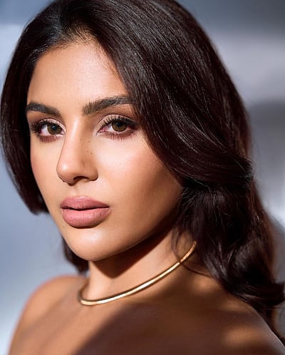 கருப்பு வெள்ளை பூக்கள் உண்டா... சம்யுக்தா மேனன்!