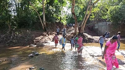 பேருந்து வசதியின்றி தவித்து வரும் மாக்கம்பாளையம் பள்ளி மாணவா்கள்