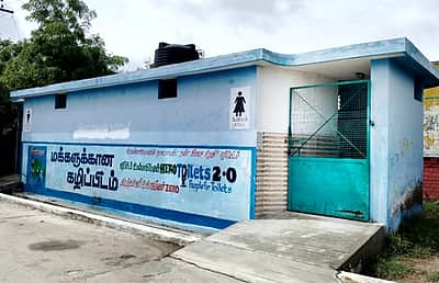 பழனியில் இலவசக் கழிப்பிடத்தில் 
கட்டணம் வசூலிப்பதாகப் புகாா்