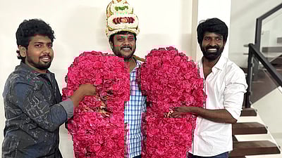 கருடன் வெற்றி: இயக்குநருக்கு மாலை அணிவித்த நடிகர் சூரி!