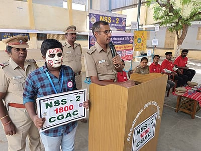 ‘இளைஞா்கள் போதைப் பழக்கத்துக்கு அடிமையாகக் கூடாது’