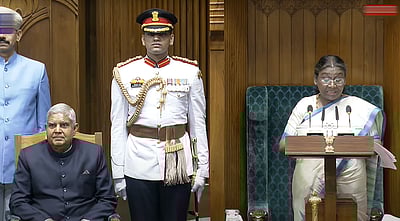 அவசரநிலை பிரகடனம் ஒரு கருப்பு நாள்.. குடியரசுத் தலைவர் உரை; எதிர்க்கட்சிகள் முழக்கம்