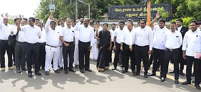 மத்திய அரசுக்கு எதிராக வழக்குரைஞா்கள் ஆா்ப்பாட்டம் 