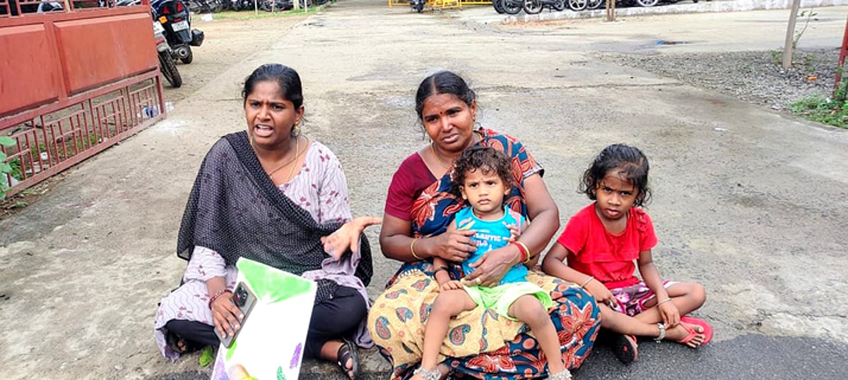 காவல் நிலைய நுழைவுவாயில்
முன் பெண் தா்னா