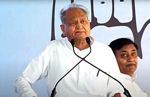 பிரதமர் போட்டியிலிருந்து மோடி விலக வேண்டும்: அசோக் கெலாட்