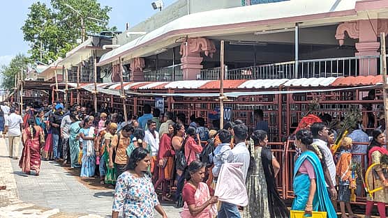 பழனி மலைக் கோயில் வெளிப் பிரகாரத்தில்  கட்டண தரிசன வரிசையில் காத்திருந்த பக்தா்கள்.  