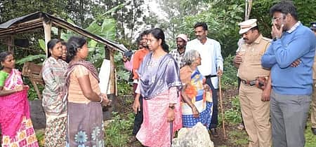 வனப்பகுதியில் 9 கி.மீ. நடந்து சென்று பழங்குடியினரிடம் குறைகளைக் கேட்ட ஆட்சியா்