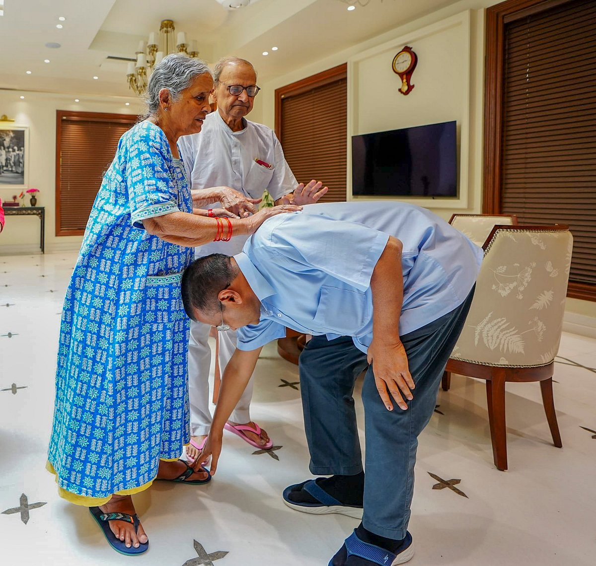 பெற்றோரிடம் ஆசி பெறும் அரவிந்த் கேஜரிவால்