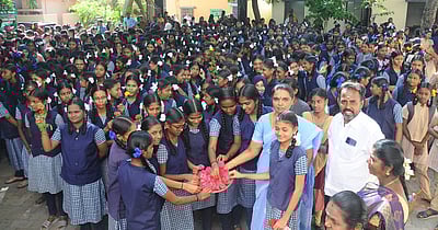 கோடை விடுமுறை முடிந்து தமிழகத்தில் பள்ளிகள் திறப்பு 