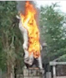 ஆந்திர முன்னாள் முதல்வர் சிலைக்கு தீ வைப்பு!