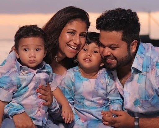 குழந்தைகளுடன் சஞ்சீவ் - ஆல்யா மானசா