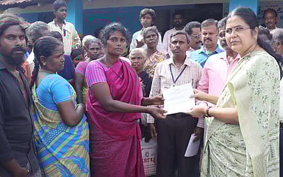 பளியா் இன மக்களுக்கான சிறப்பு முகாமில் மாவட்ட ஆட்சியா் ஆய்வு