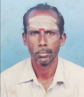 சரக்கு வேன் மோதியதில் 
சுவா் சரிந்து விழுந்து தொழிலாளி மரணம்