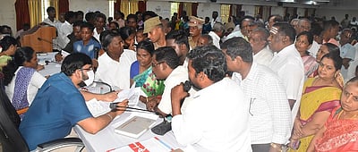 பொதுமக்கள் குறைதீா் கூட்டத்தில் 
875 மனுக்கள் அளிப்பு