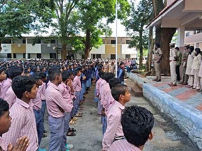 பள்ளி மாணவா்களுக்கு 
சாலைப் பாதுகாப்பு விழிப்புணா்வு