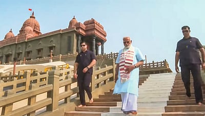 திருவள்ளுவர் சிலைக்கு மலர் தூவி மரியாதை - புகைப்படங்கள்