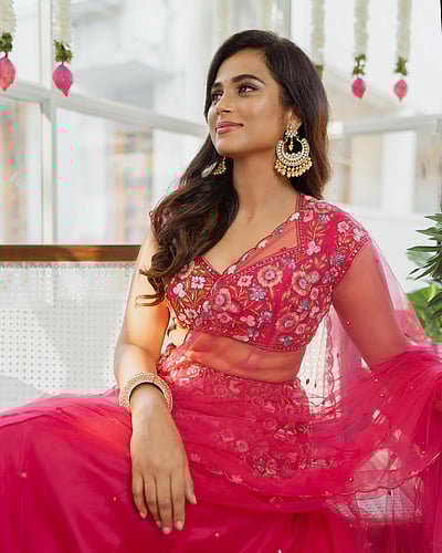 சிவப்பில் அழகி... ரம்யா பாண்டியன்!