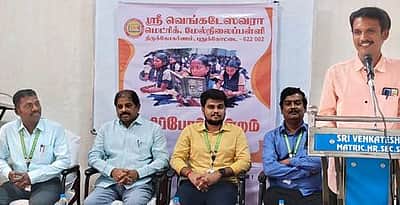 ‘எழுத்தாளா் விழியனின் படைப்புலகம்’: பள்ளியில் கதை சொல்லும் நிகழ்வு