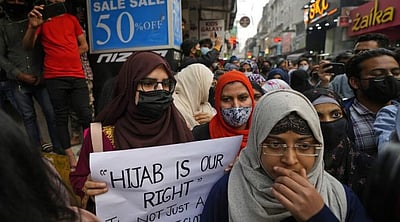 ஹிஜாப் தடை: கல்லூரி நிர்வாக முடிவில் தலையிட மும்பை உயர்நீதிமன்றம் மறுப்பு!