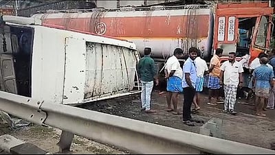 லாரி மோதி 2 போ் காயம்: 5 வாகனங்கள் சேதம்