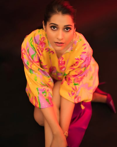 கண்கள் நேசிப்பது யாரை?