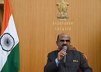 மேற்கு வங்க ஆளுநருக்கு எதிரான மனு: விசாரணைக்குப் பட்டியலிட உச்சநீதிமன்றம் பரிசீலனை