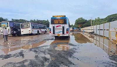 சேறும், சகதியுமான புதுச்சேரி தற்காலிக பேருந்து நிலையம்: 
பயணிகள் அவதி