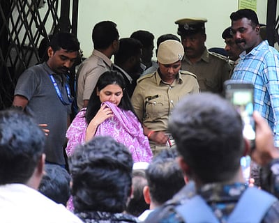 கைதான பவித்ராவை மேக்-அப் போட அனுமதிப்பதா? காவல் அதிகாரிக்கு நோட்டீஸ்