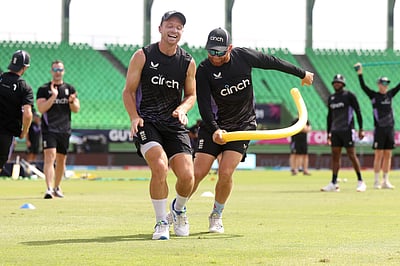 போட்டிக்குத் தயாராக இங்கிலாந்து வீரர்கள்; மழை வழிவிடுமா? 