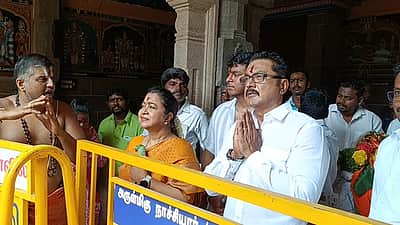 மனைவி வெற்றிபெற வேண்டி நடிகர் சரத்குமார் அங்க பிரதட்சிணம்!