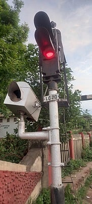 ரயில் வரும் நேரங்களில் தண்டவாளப் பாதையை கடக்க வேண்டாம்