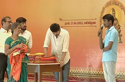 மாணவர்களுக்கு 2 கட்டங்களாக ஊக்கத்தொகை வழங்குகிறார் விஜய்!