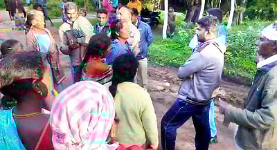 கள்ளச்சாராய விசாரணை: போலீஸாருடன் மலைவாழ் மக்கள் வாக்குவாதம்