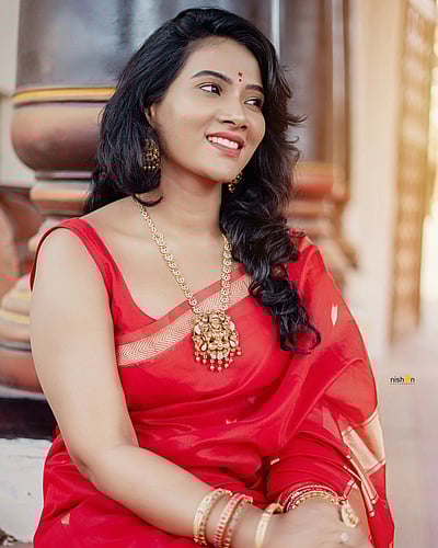 ‘சிவப்பு நிறத்தழகி’ திவ்யா துரைசாமி...!