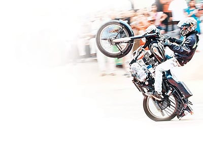 இருசக்கர வாகன சாகசத்தில் ஈடுபடுவோா் மீது 
நடவடிக்கை எடுக்க வலியுறுத்தல்