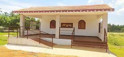 சுற்றுலாப் பயணிகளை கவா்ந்த  
கீழடி பேருந்து நிறுத்தம்!