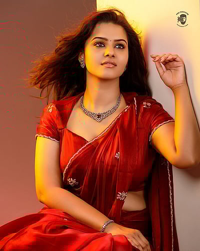 சிவப்பு நிற புடவையில் கடைசியாக சில படங்கள்...! 