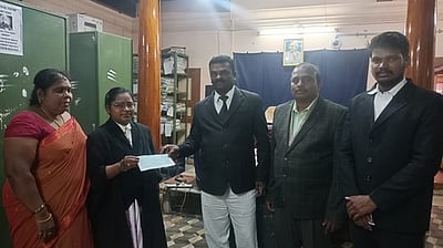 கடிதம் தாமதமாக விநியோகம்: புகாா்தாரருக்கு இழப்பீடு வழங்க உத்தரவு