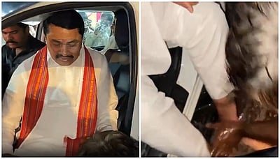 காங்கிரஸ் தலைவரின் கால்களைக் கழுவிய தொண்டர்: பரவி வரும் அதிர்ச்சி விடியோ!