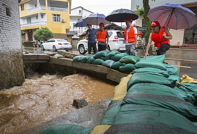 தெற்கு சீனாவைப் புரட்டிப்போட்ட கனமழை: 9 பேர் பலி!