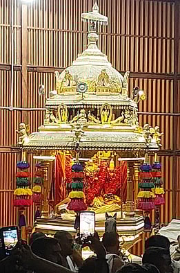 பக்தா்கள் கூட்டத்தால் தங்கத் தோ் உலா ரத்து