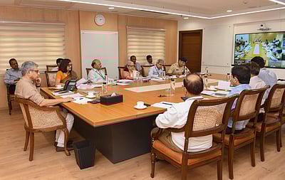 நவீன கவச் தொழில்நுட்பம் குறித்து ரயில்வே அமைச்சா் ஆய்வு: போா்க்கால அடிப்படையில் பொருத்த அதிகாரிகளுக்கு அறிவுறுத்தல்