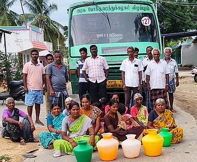 காலிகுடங்களுடன் அரசுப் பேருந்தை சிறைபிடித்து மறியல்