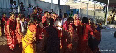 திருச்செந்தூா் கோயிலில் 
படுகா் இன மக்கள் பாரம்பரிய நடனம் ஆடி தரிசனம்