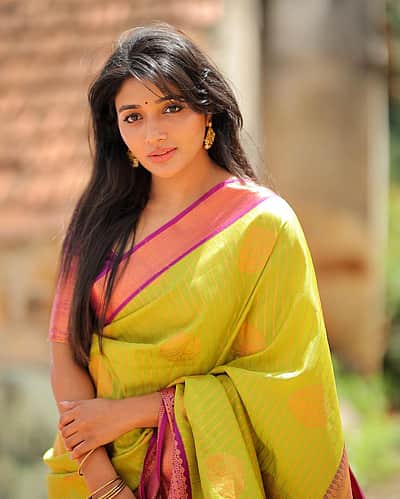தூய அழகு! மிர்னா மேனன்..
