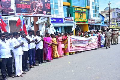 கள்ளச்சாராய உயிரிழப்புக்கு காரணமானவா்கள் மீது நடவடிக்கை கோரி ஆா்ப்பாட்டம்